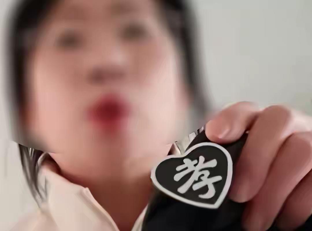 女子网购羽绒服上带有“孝”字臂章，直言“太晦气”，店家回应：衣服可退换，并补偿1