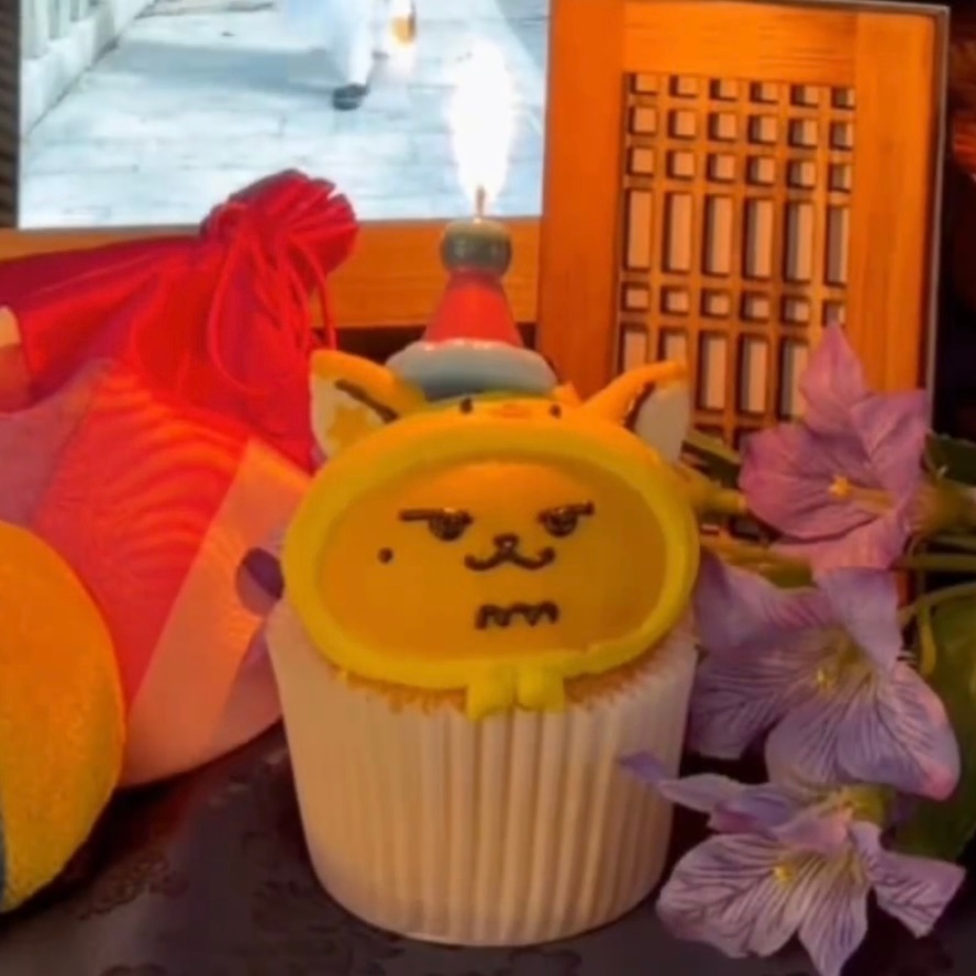在你面前的是世界上最重最拽的杯子蛋糕 ​​​