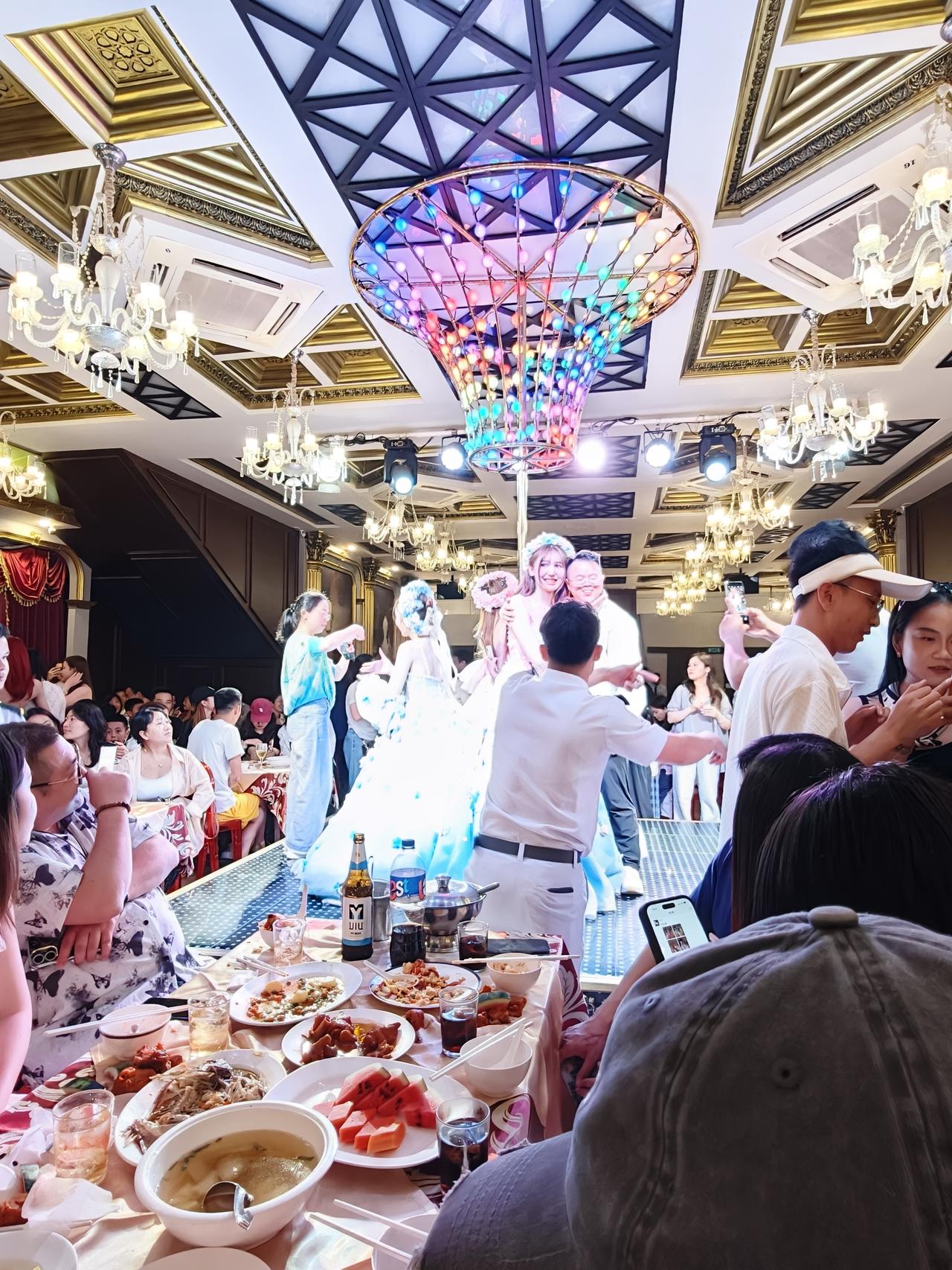 芭提雅夜色下的艺术与警示：东方公主及其他

当夜幕降临在芭提雅的海滩，这座“东方