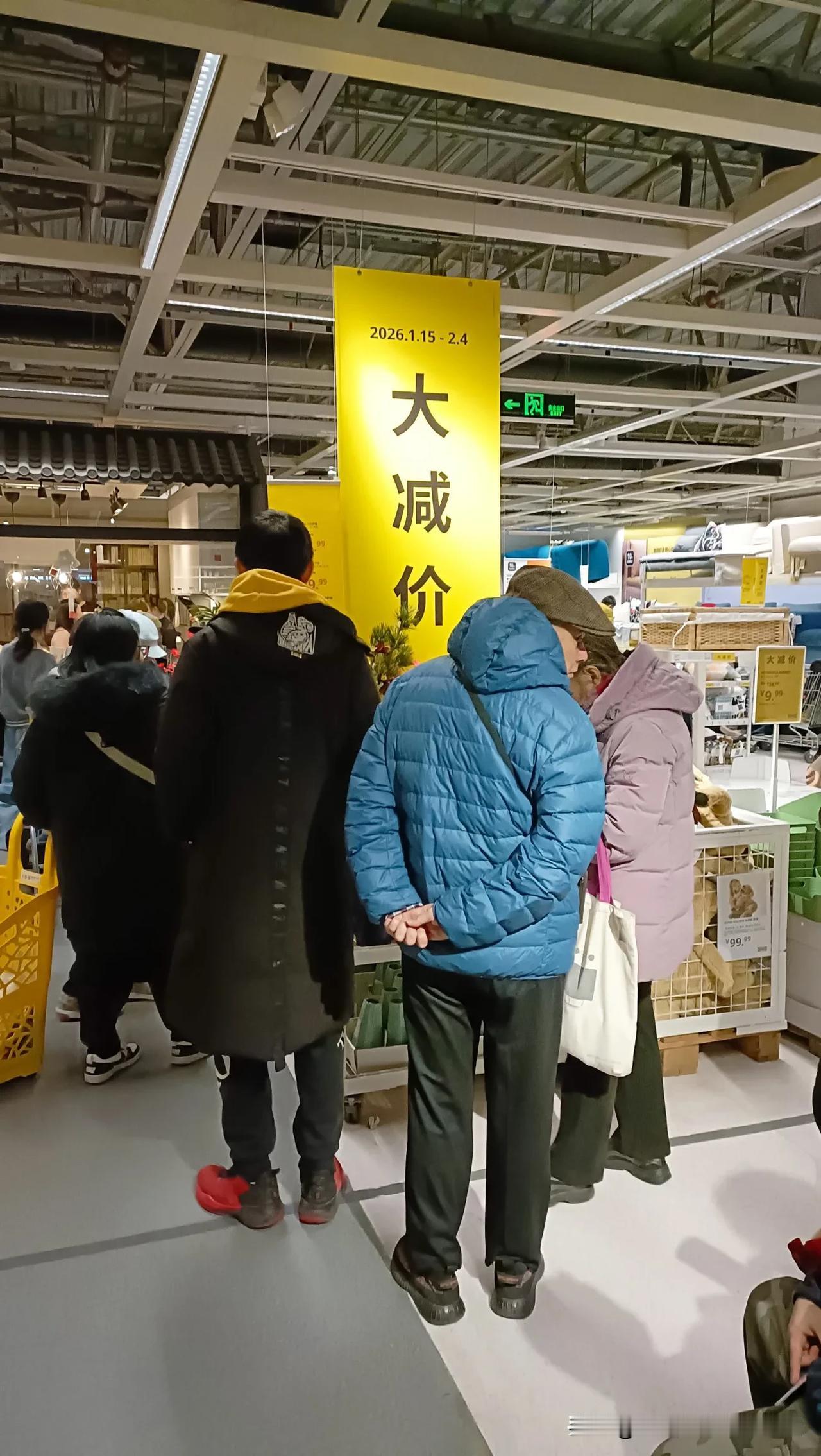 看下图，这就是周六北京荟聚的宜家，人山人海却不买单！宜家中国撤店潮真相。
 
一