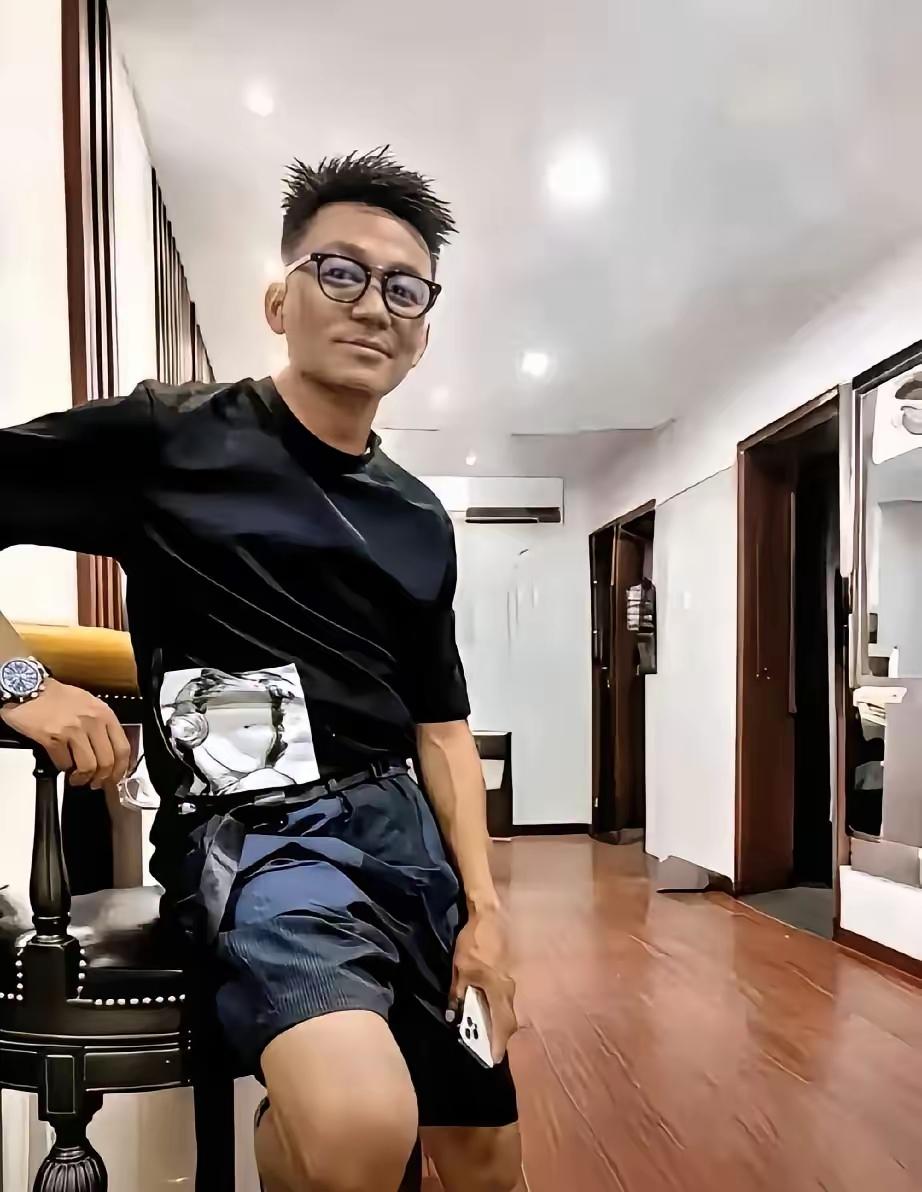 娱乐圈明星对待生活、
家庭和自我的态度，
差别真的太大。

        郭富