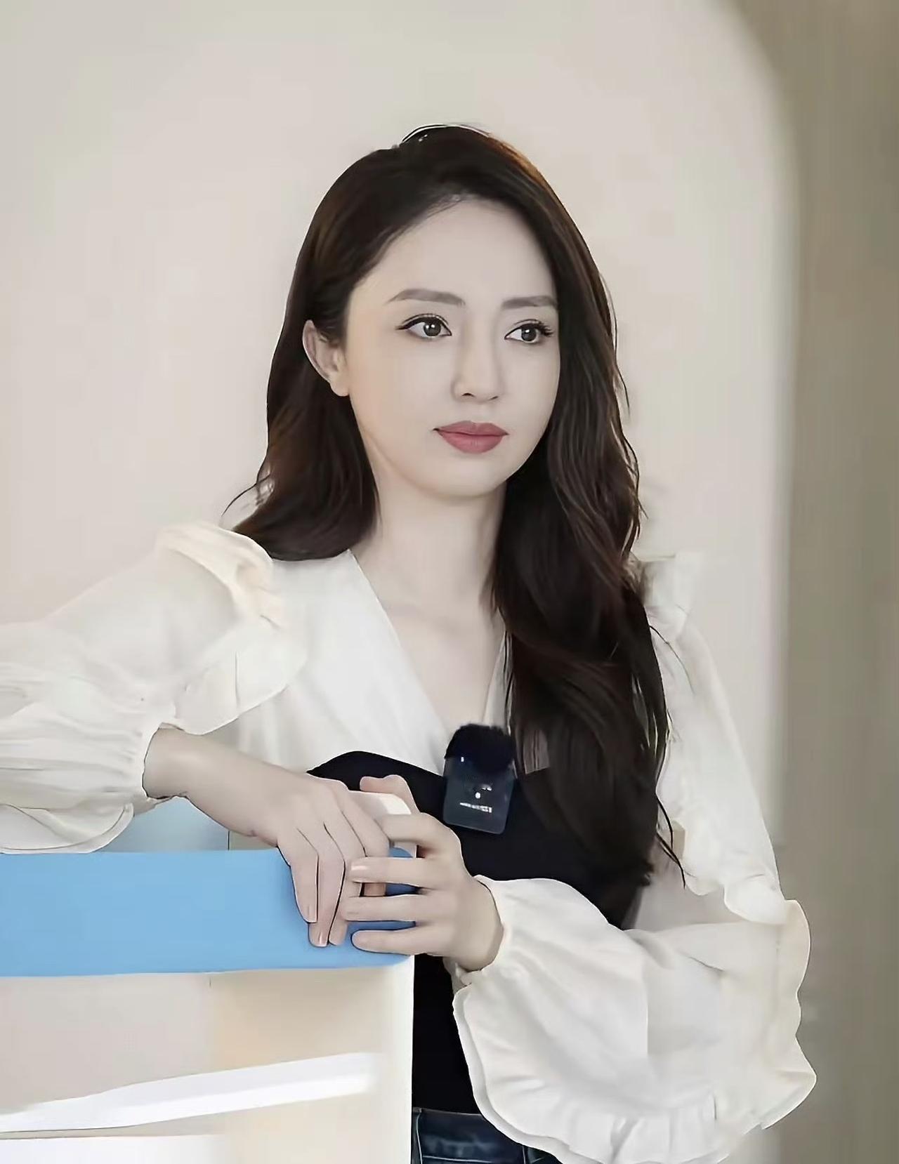 今日董璇在《姐姐当家》媒体采访中公开宣布再婚。她表示过去的婚姻经历让她更清楚自身