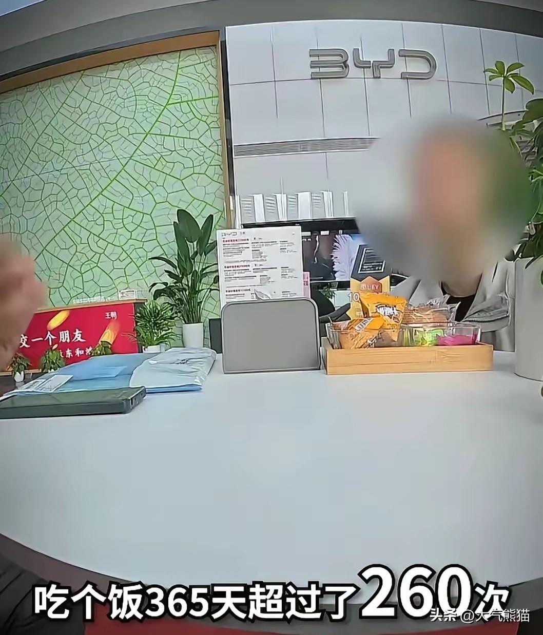 车主在4s店蹭饭事件中，涉事的4s店是不是感觉理亏呀，为什么这个车主能在这里蹭饭