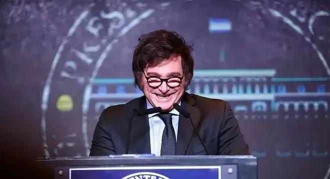 不知道他凭什么给以色列这么高的评价，他说，以色列是西方的堡垒，如果以色列被攻陷，