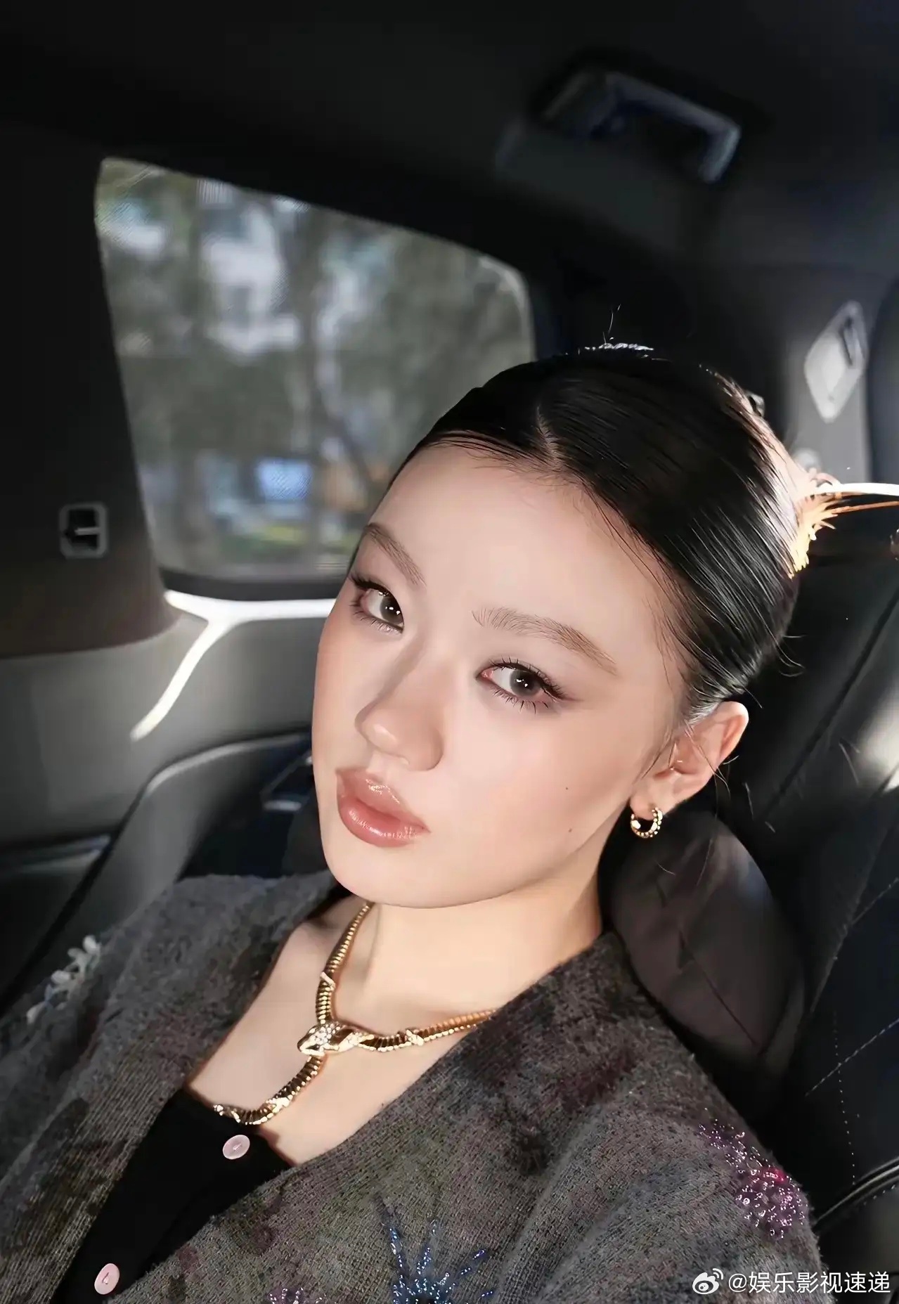 果然姜还是老的辣，我问我爸，单依纯的道歉怎么这么别扭？我爸瞥了一眼说：这哪是道歉