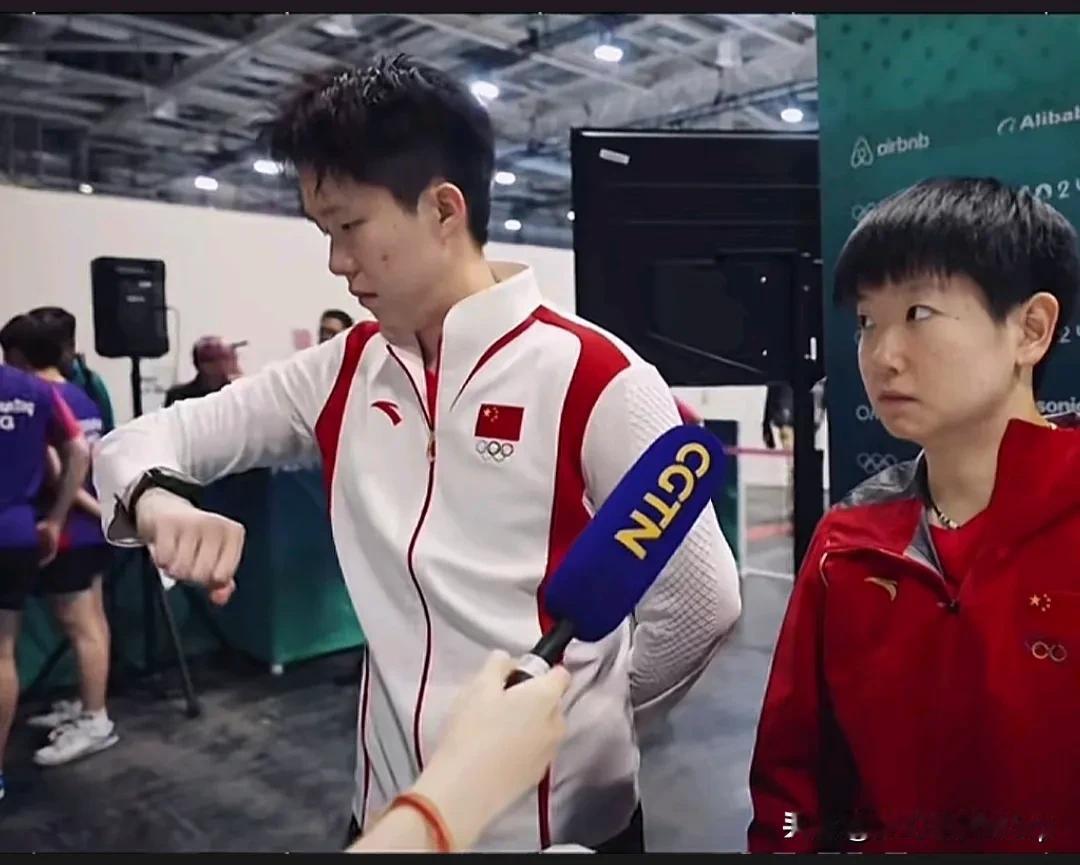 楚钦老师的表演能力真的是强
比赛辛苦打完了
还要被迫采访
大头这表现
是不是非常