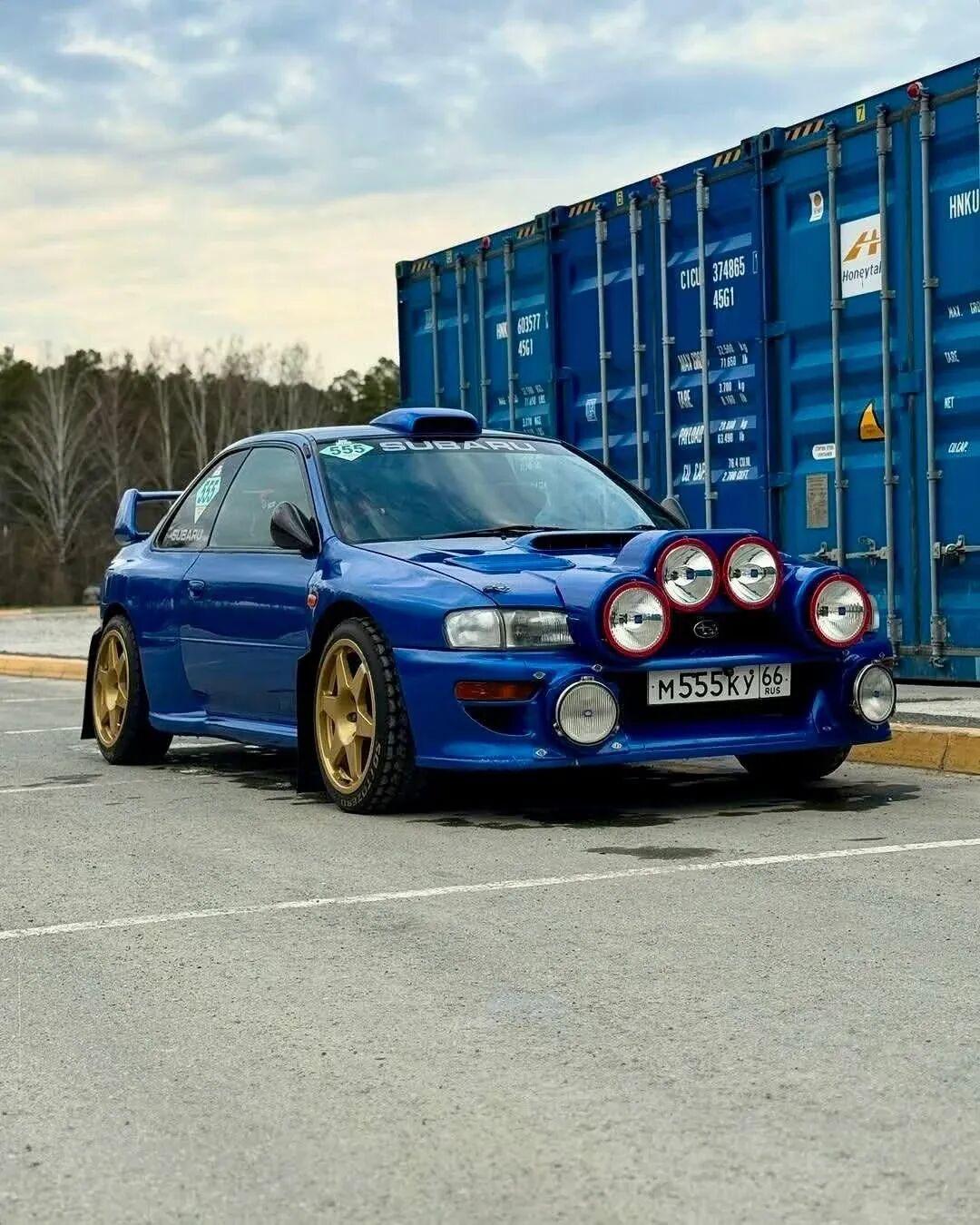 斯巴鲁22B：一台合法上路的WRC准赛车
为庆祝WRC三连冠，斯巴鲁于1998年