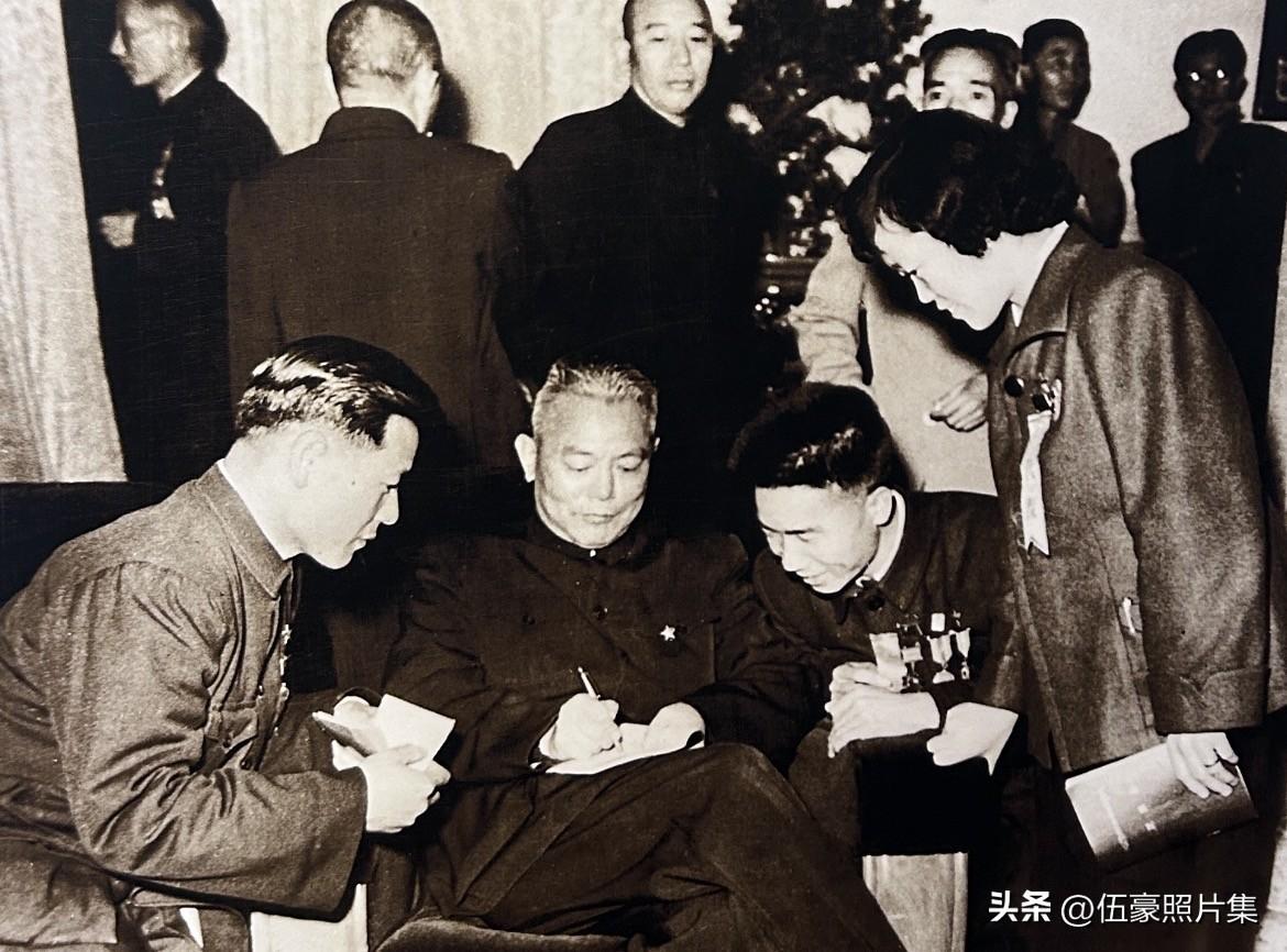 1958年11月，第二次全国青年社会主义建设积极分子大会在北京召开，表彰先进、传