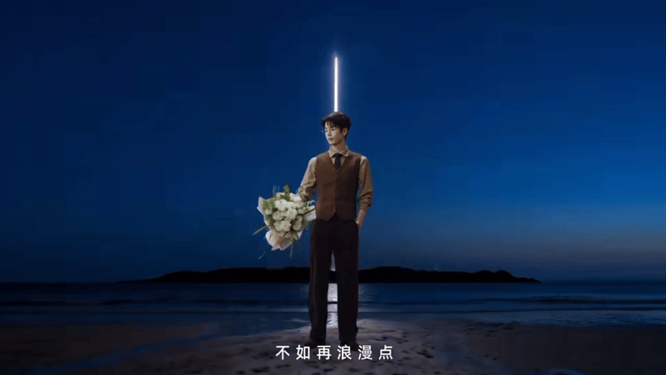 张凌赫V领马甲造型张凌赫细框眼镜书卷气 这身造型真的太绝了！细框眼镜柔和了眉眼又