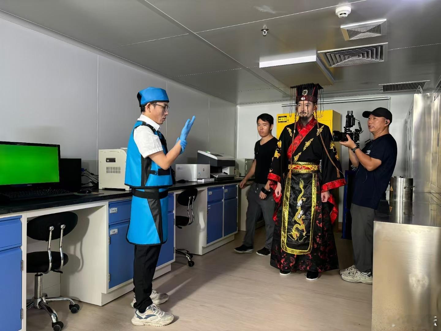 昨天系列微短剧——皇帝穿越来打工开拍。难怪现代职场这么卷，连​皇帝都带头卷起来了
