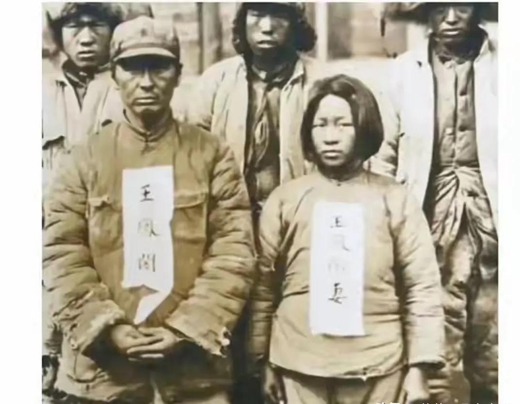 这是一张令人心碎的照片！照片是抗日将军王凤阁和妻子，此时他们就要被日军残忍杀害，