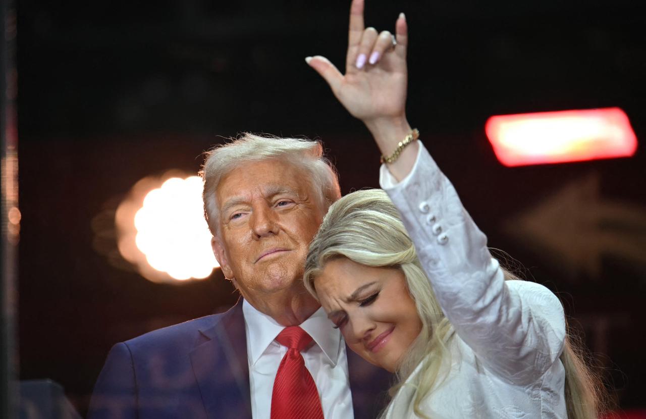 联邦停摆 低保断粮! 总统的庄园夜夜笙歌
 
就说2025年这波操作，特朗普在韩