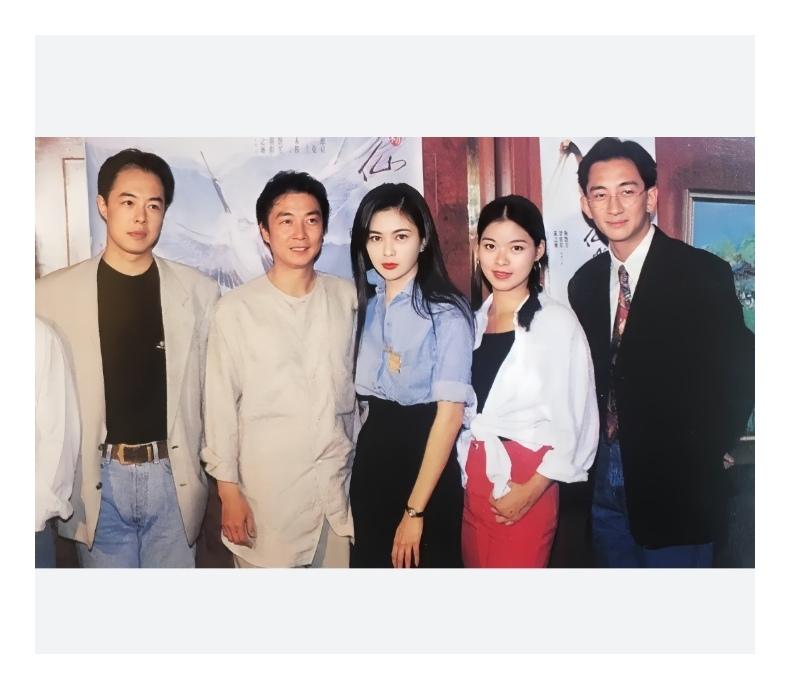 老牌明星高清古早合影，只认出了中间的关之琳，其他四位都不知道叫什么，你们有认识的