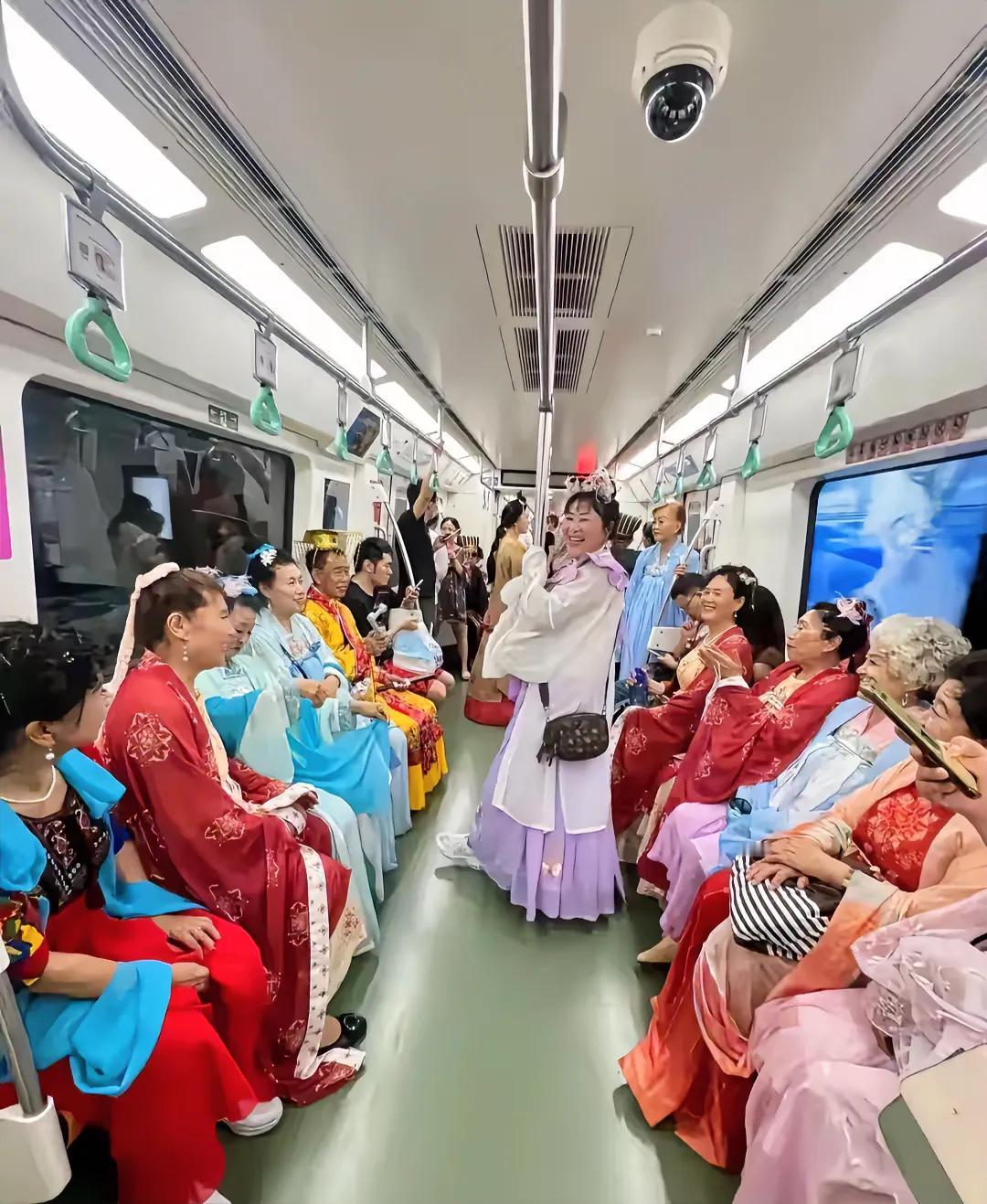 西安地铁，一车厢的乘客都穿着唐服汉服，每个人脸上都带着笑意，就像一群仙人去开会，
