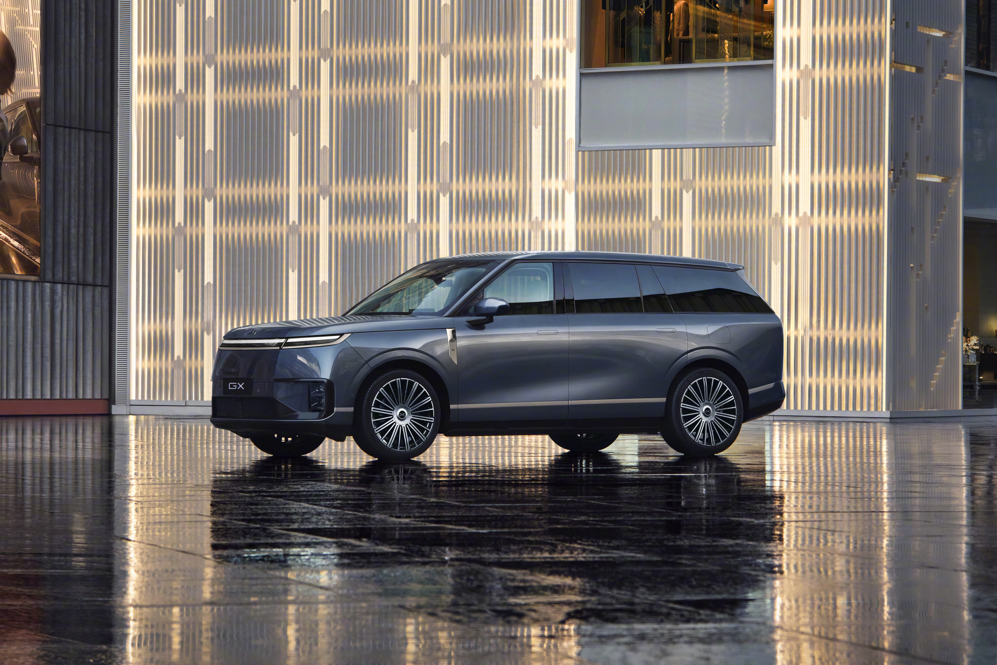 新科技旗舰小鹏GX来了大师兄表示，小鹏GX集结了小鹏过去十二年的全部技术积累，包