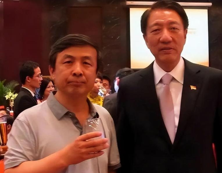 “晚一秒就万劫不复！中国该立刻向美国低头，交出发展权才能保命！”很多人现在再回头