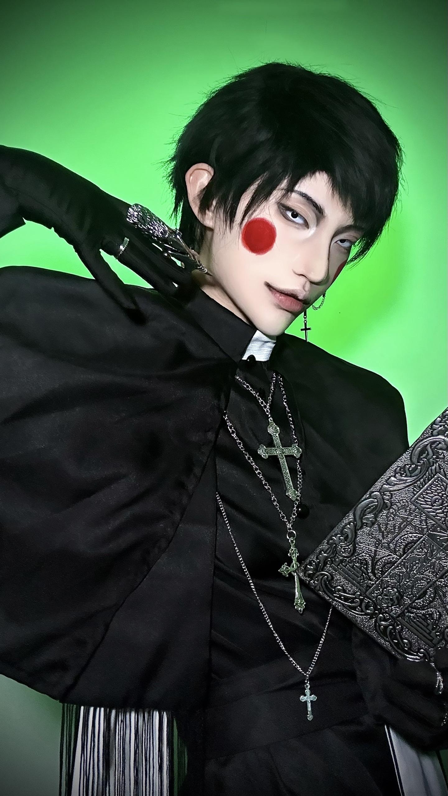 那位受人尊敬的神父，最近变得有点奇怪