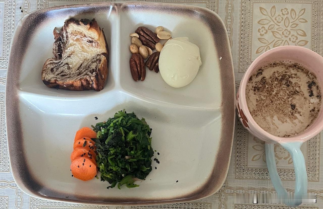 减脂控糖早餐：

减脂控糖第52天，今天的早餐吃得很舒服，牛奶咖啡，顺手加了银耳