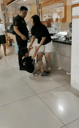 看样子，这个男娃也就五六岁的样子，父母就管不了了，面对他的撒泼打滚，爸爸一走了之