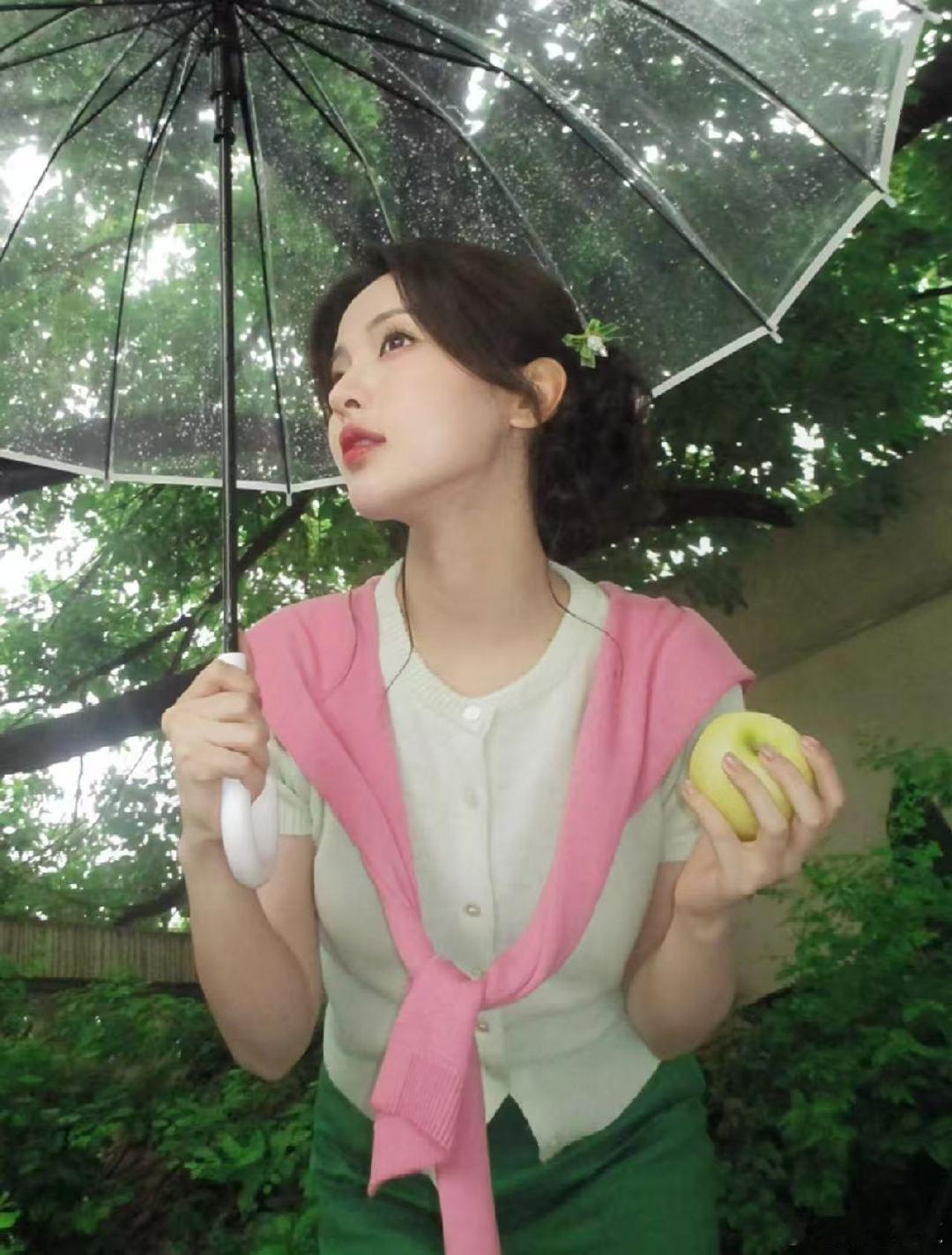 杨超越幼儿园认错妈妈 战至巅峰 谁懂啊！幼儿园认错妈妈这种事能记到现在，杨超越还