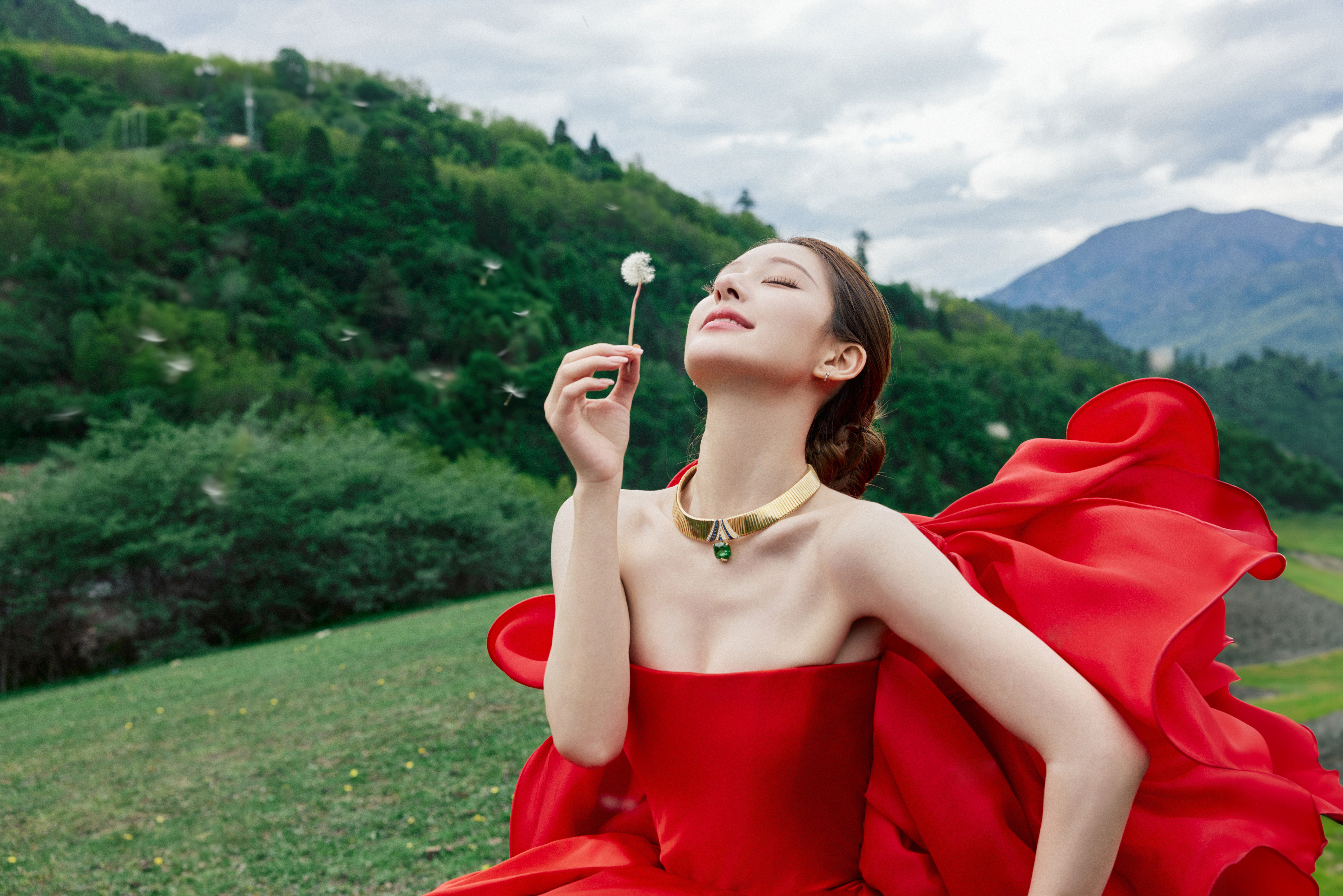 赵露思  📷📷📷赵露思vogue山谷假日 ☀️ 