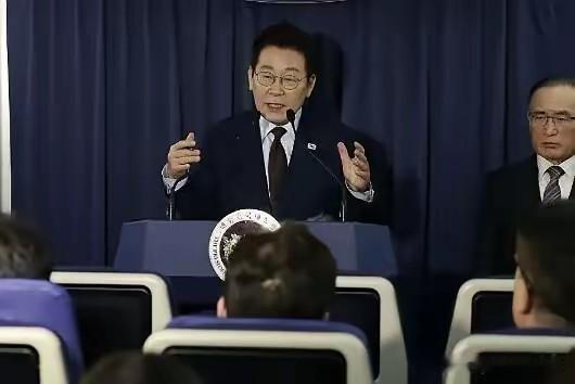 终于服软了，高市拿到中方口信？李在明通知日本，美韩专机将抵华。高市做梦都没想到，