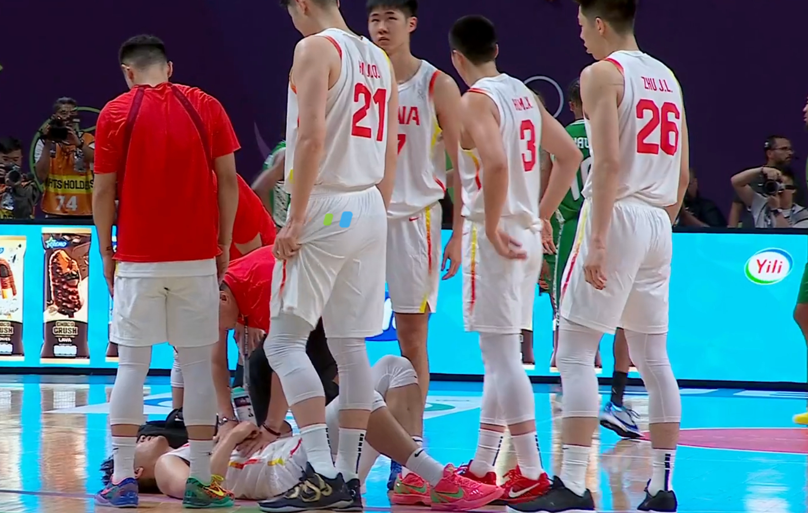 赵睿[超话]中国男篮vs沙特男篮 赵睿开场拿下5分，就被对方打到腹部，痛苦倒地，