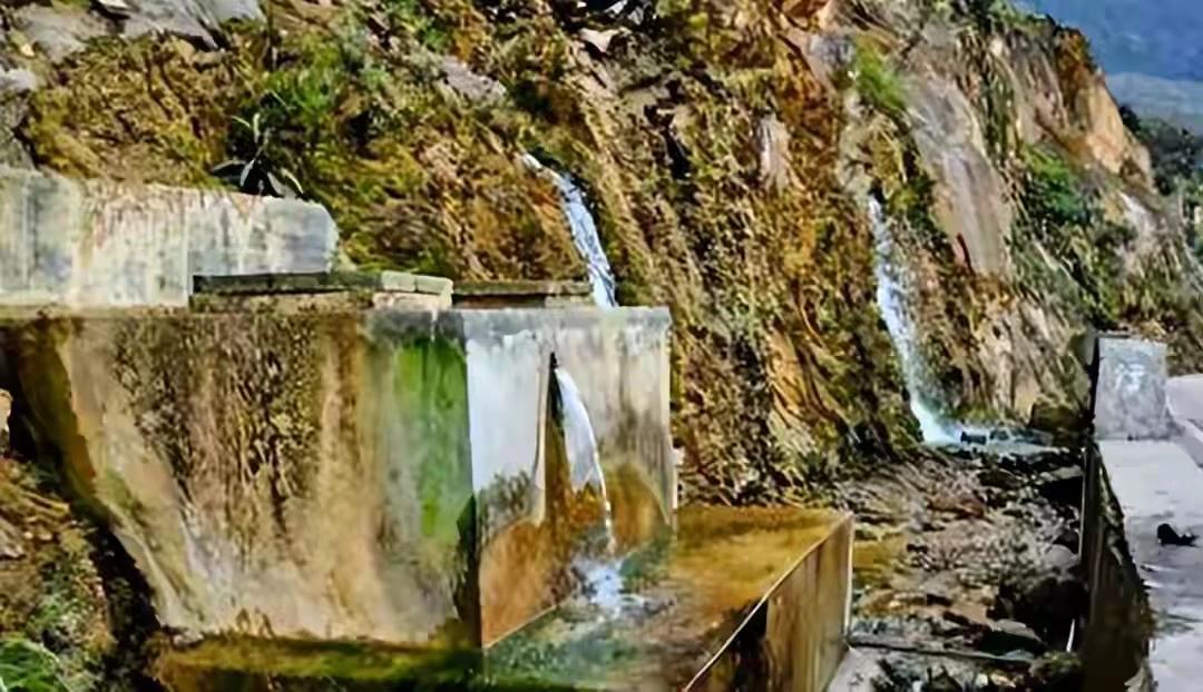 洗尸台涓涓涓细流的清泉，是烈士的奔涌的血液，青春的绽放。
英烈的灵魂在祖国上空回