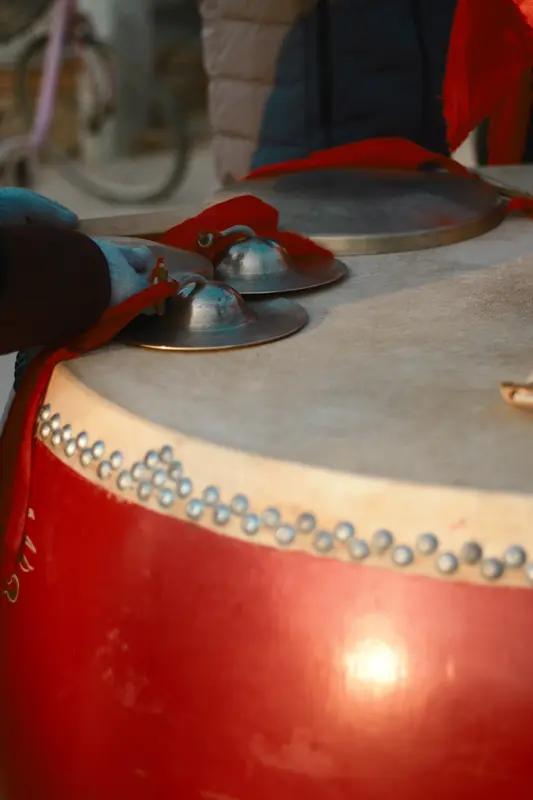 看到“张灯结彩送旧岁”求下联，我想到几个不错的。“敲锣打鼓迎新春”就很合适，“敲