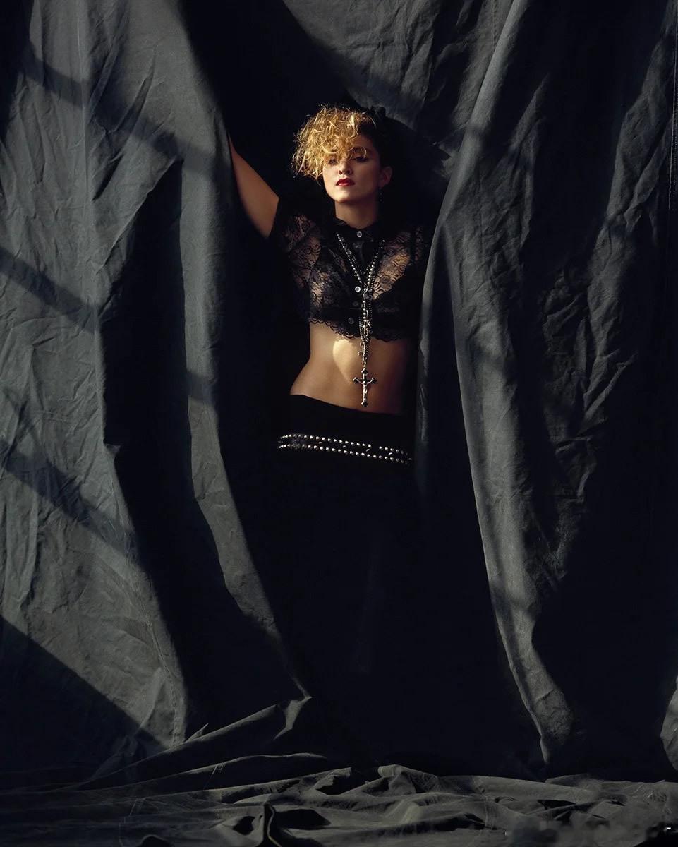 1984年26岁的麦当娜，摄影：Herb Ritts 