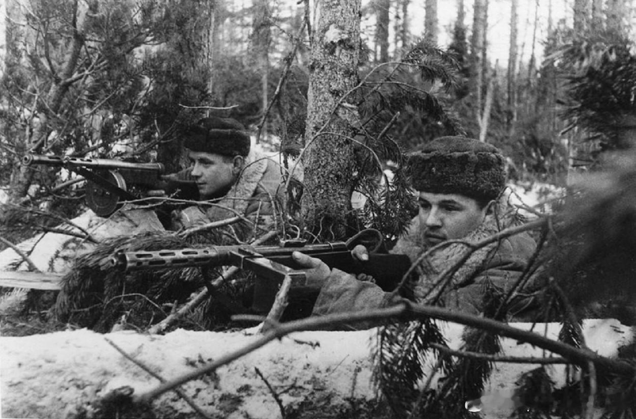 1941年12月伏击中的苏军侦察兵К.К.Круглик克鲁格利科 (右) 和Д