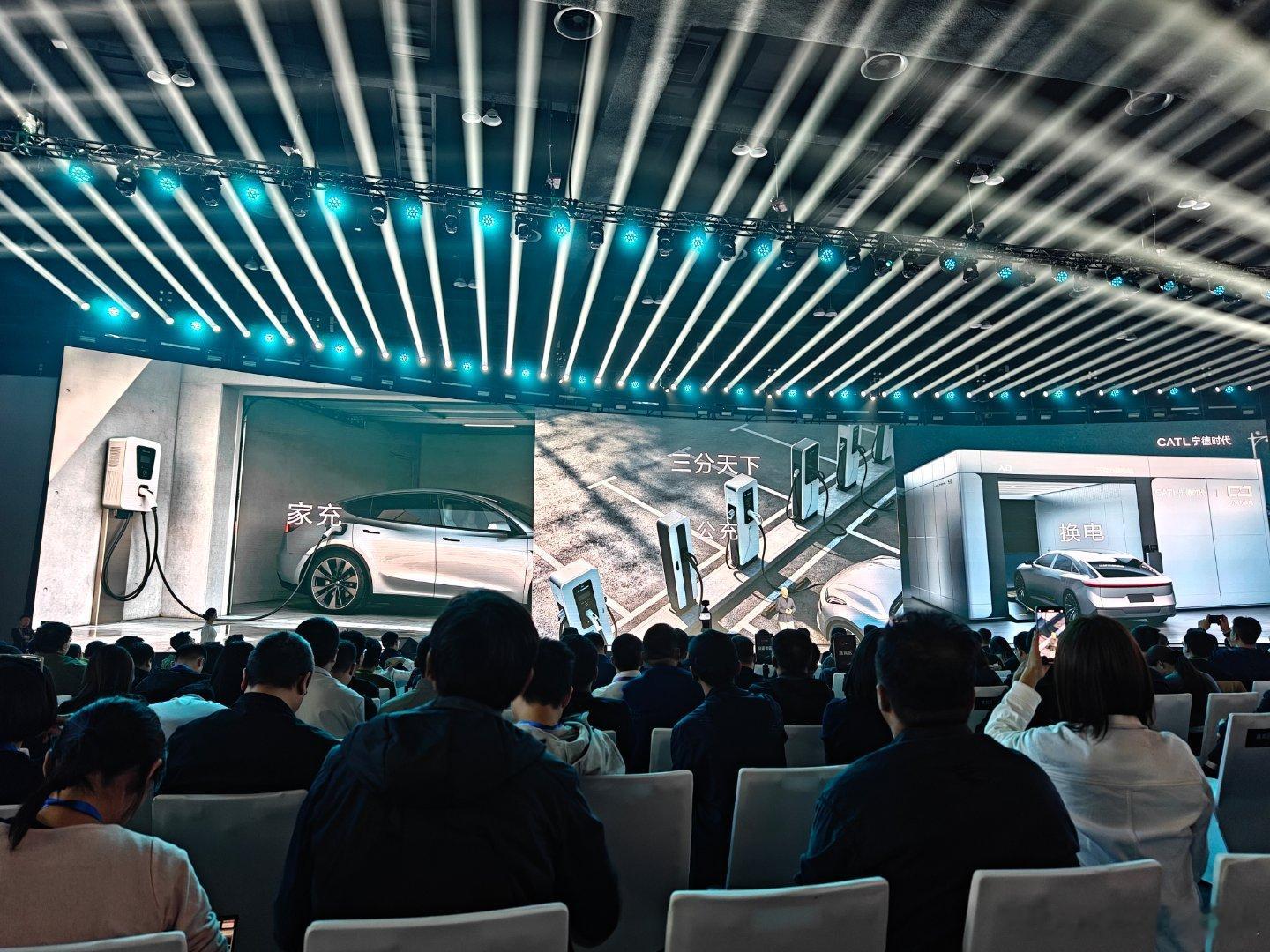 🔻讲到宁德换电体系了，巧克力现在1400多个站🔻还搞了个家用电反向卖电，家里