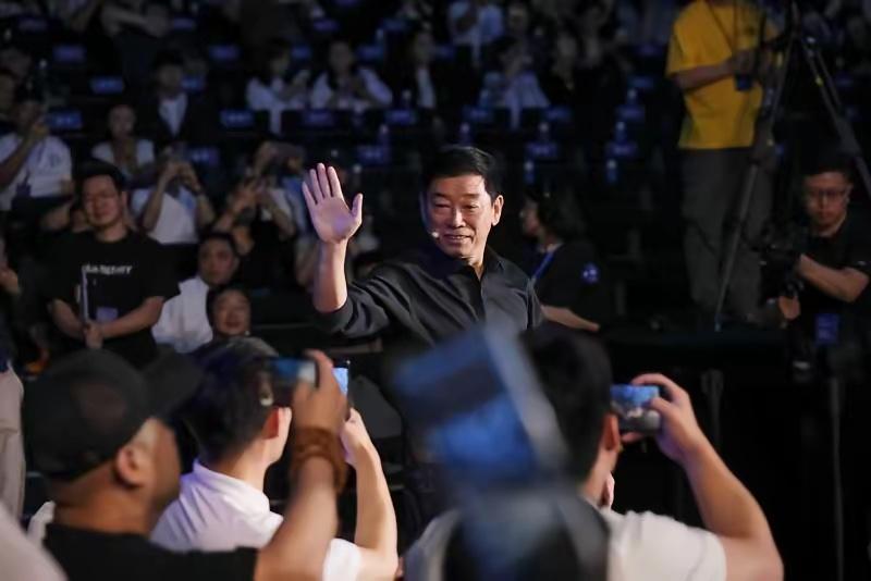 不得不说，长城魏建军的嘴，绝对是车企大佬里最敢说的！
近期一段采访片段刷屏全网，