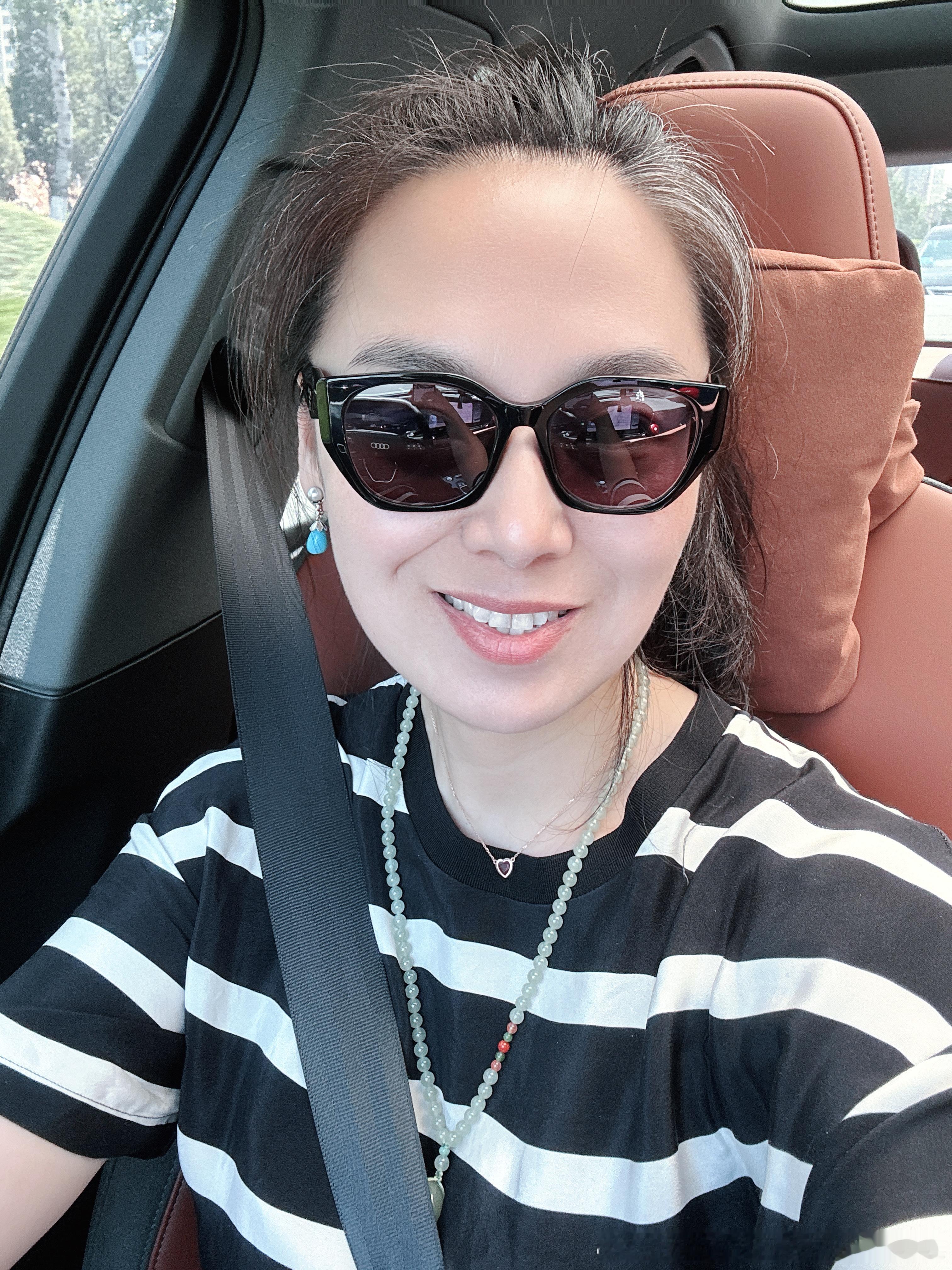 来，上车，姐带你粗去浪，上什么班儿。 