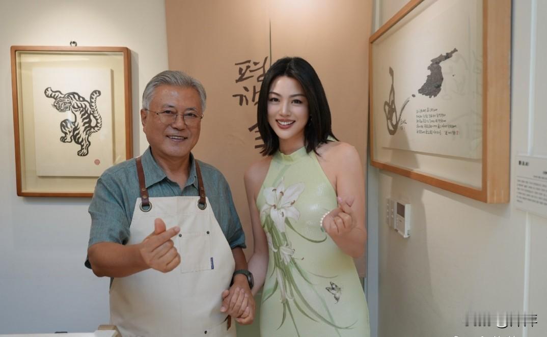 你仔细看这是谁？我们的大美女余薇薇和韩国前总统文在寅，照片来自余薇薇自己社交媒体