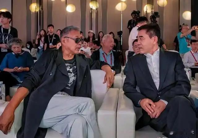 看了陈宝国和陈道明同框图，才懂清爽和油腻的区别。两位顶级老戏骨碰面，自然得聊上几