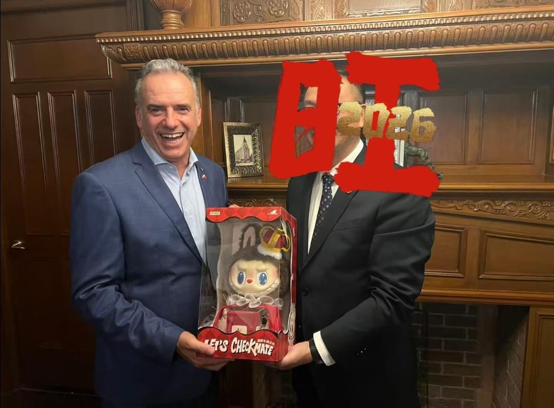 乌拉圭总统收到Labubu玩偶，笑得好开心！

乌拉圭总统奥尔西访华期间，遇到一