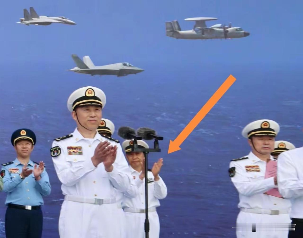 网友的眼睛，真不一般。
 
福建舰入列那天，现场人山人海，可偏偏一眼就认出一个熟