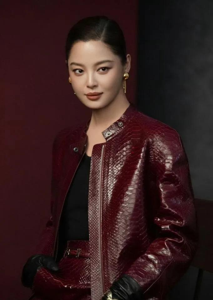 辛芷蕾这一身，直接把“高级感”焊在身上了🔥
 
酒红色蛇纹皮大衣+同色系开衩裙