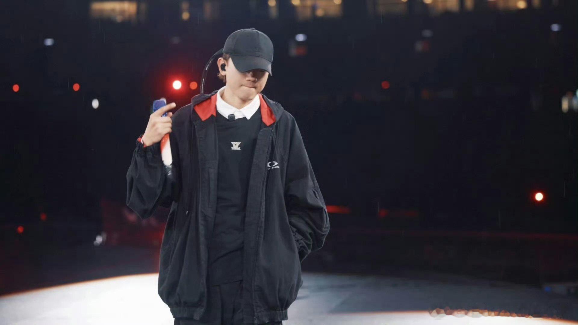 谁不想急头白脸看一次张杰演唱会小火车互动+第一视角近距离，这体验这辈子必须有一次