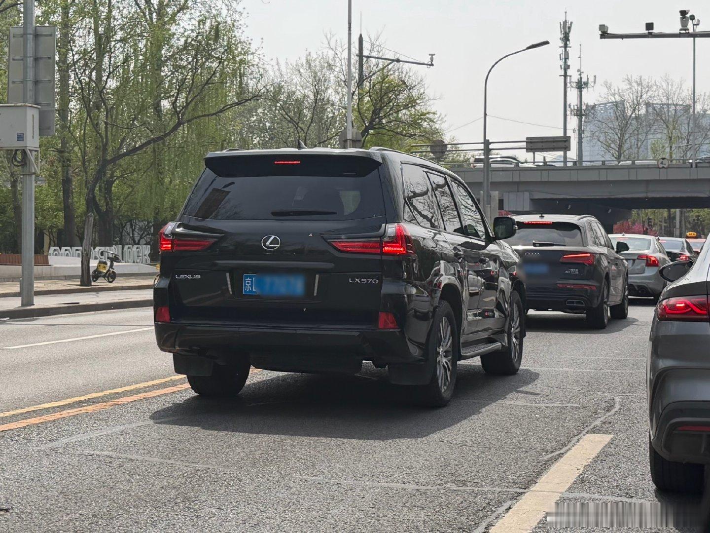 这大57情绪价值确实顶！刚路口变绿灯起步，几个电驴和自行车还想硬闯红灯，结果大哥