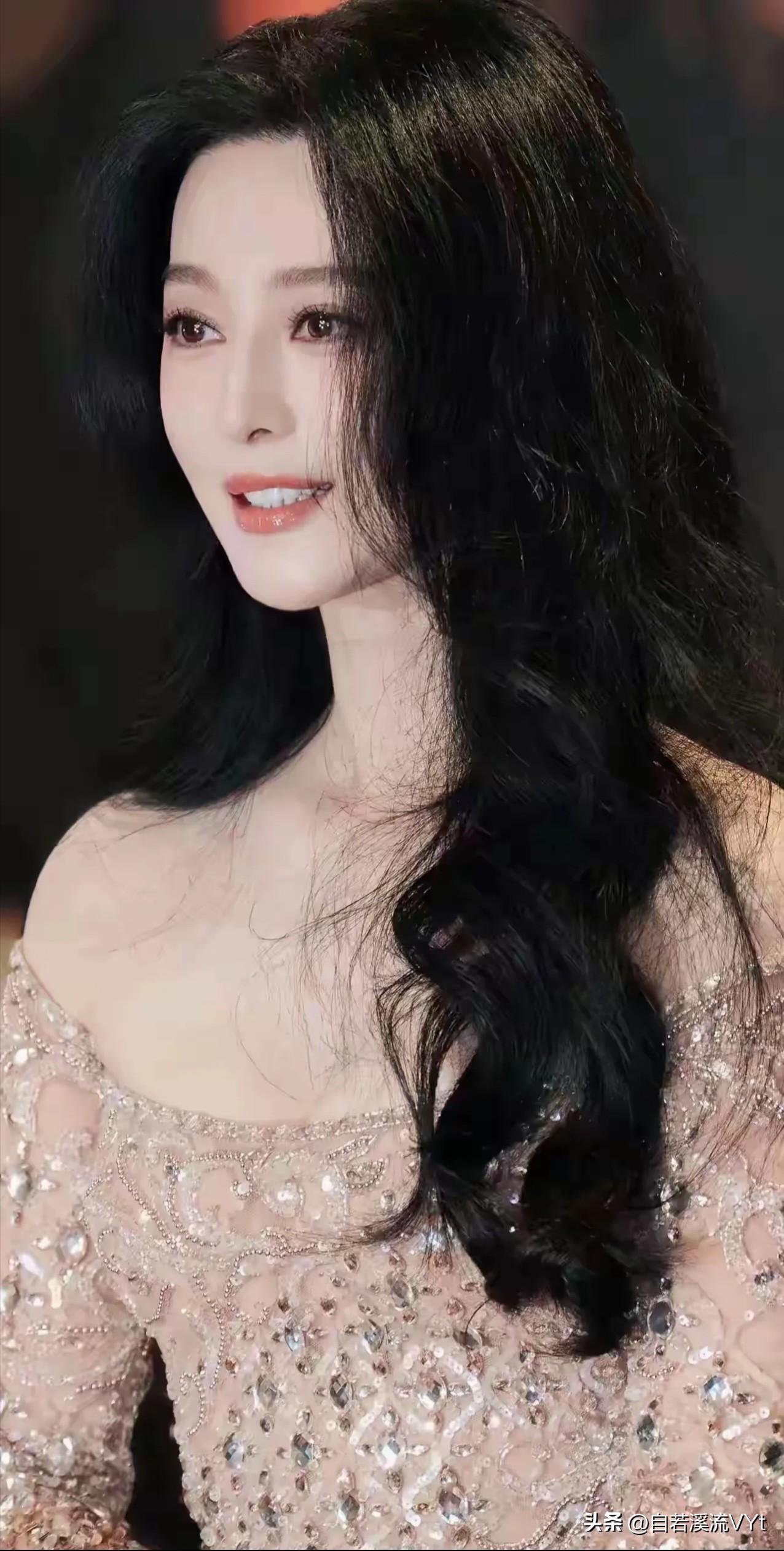 水仙子·华筵丽影
 
云鬟鬈鬌鬓含光，
明眸流盼齿凝香。
罗衣缀满琉璃亮，
风姿