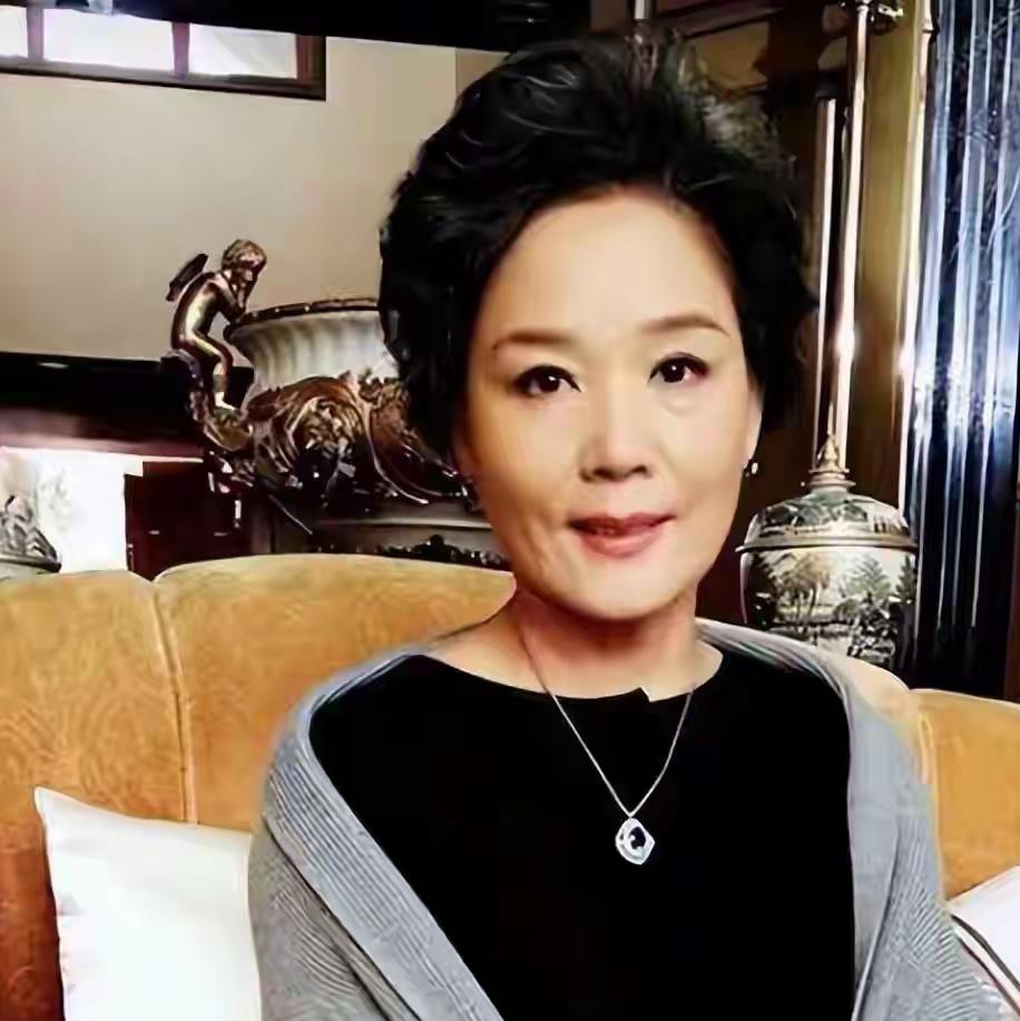 你能想象吗？娱乐圈有位国家一级演员，离婚23年没再婚，还和前夫房子买对门，前婆婆