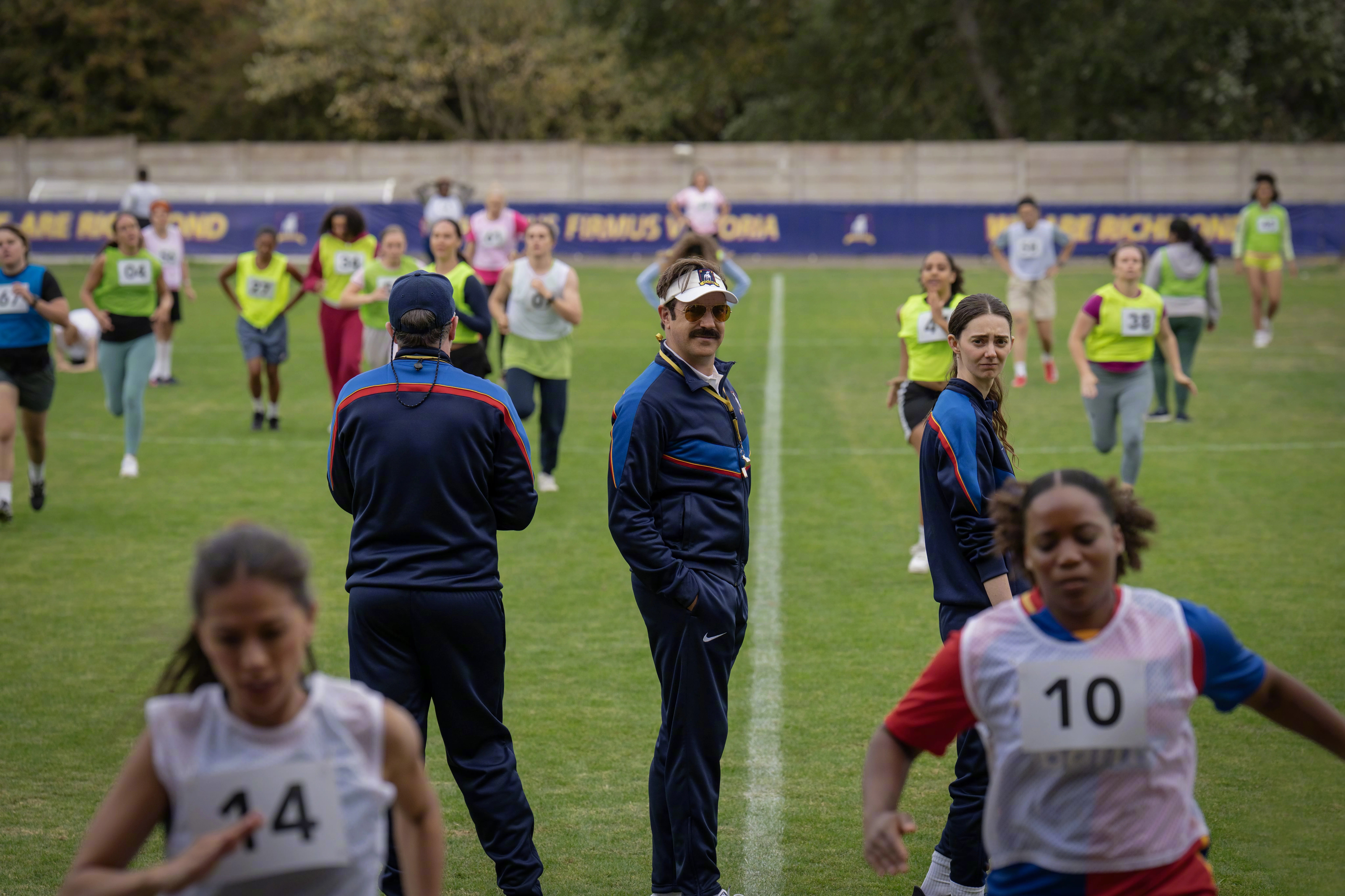 Yes！Apple TV爆剧足球教练第四季首曝极清剧照！杰森·苏戴奇斯回归扮演T