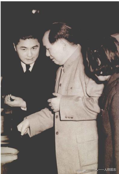 1956年1月10日，荣毅仁(左二)陪同毛泽东视察申新九厂。