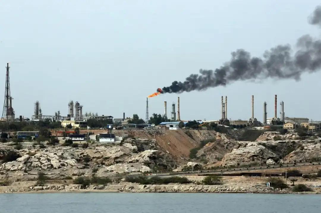 特朗普声东击西，真正目标不是夺岛，要绑架“伊朗马杜罗”？
特朗普声东击西，真正目