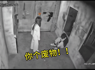 年轻女孩带着男朋友一起体验“密室逃脱”。
结果她的男朋友却胆小如鼠，性格懦弱！