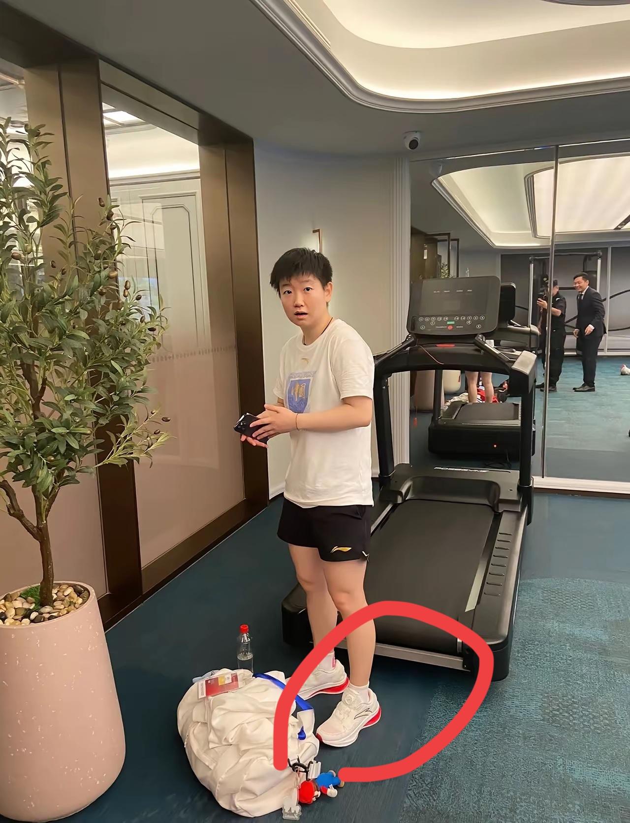 孙颖莎穿的鞋子是什么牌子的？很想买一双