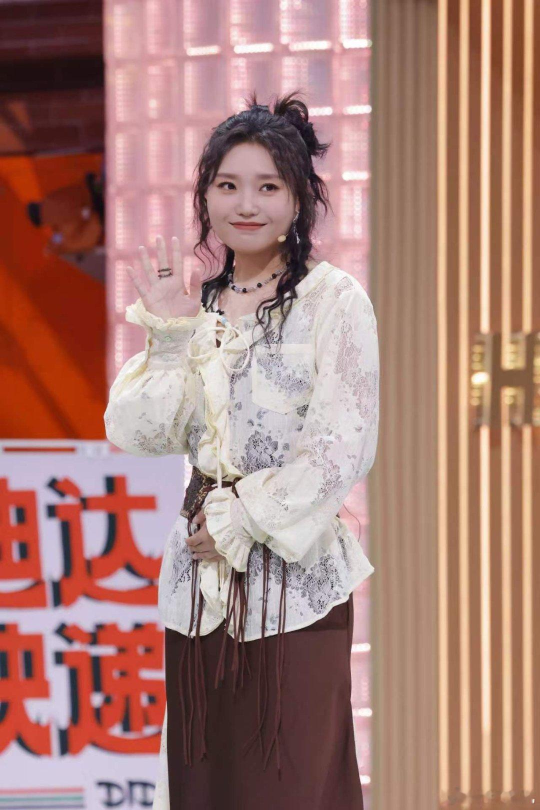 李雪琴行走的东北百科全书一举一动饱含浓厚家乡归属感，熟知东北从古至今民俗习惯。李