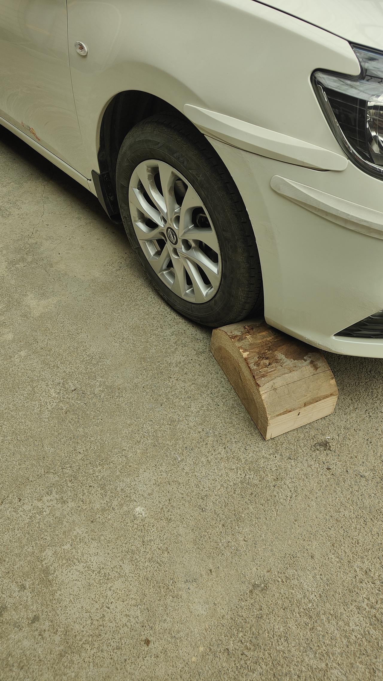 我感觉得开到木头上去
要不然轮胎一直着地
肯定会对轮胎有很大伤害